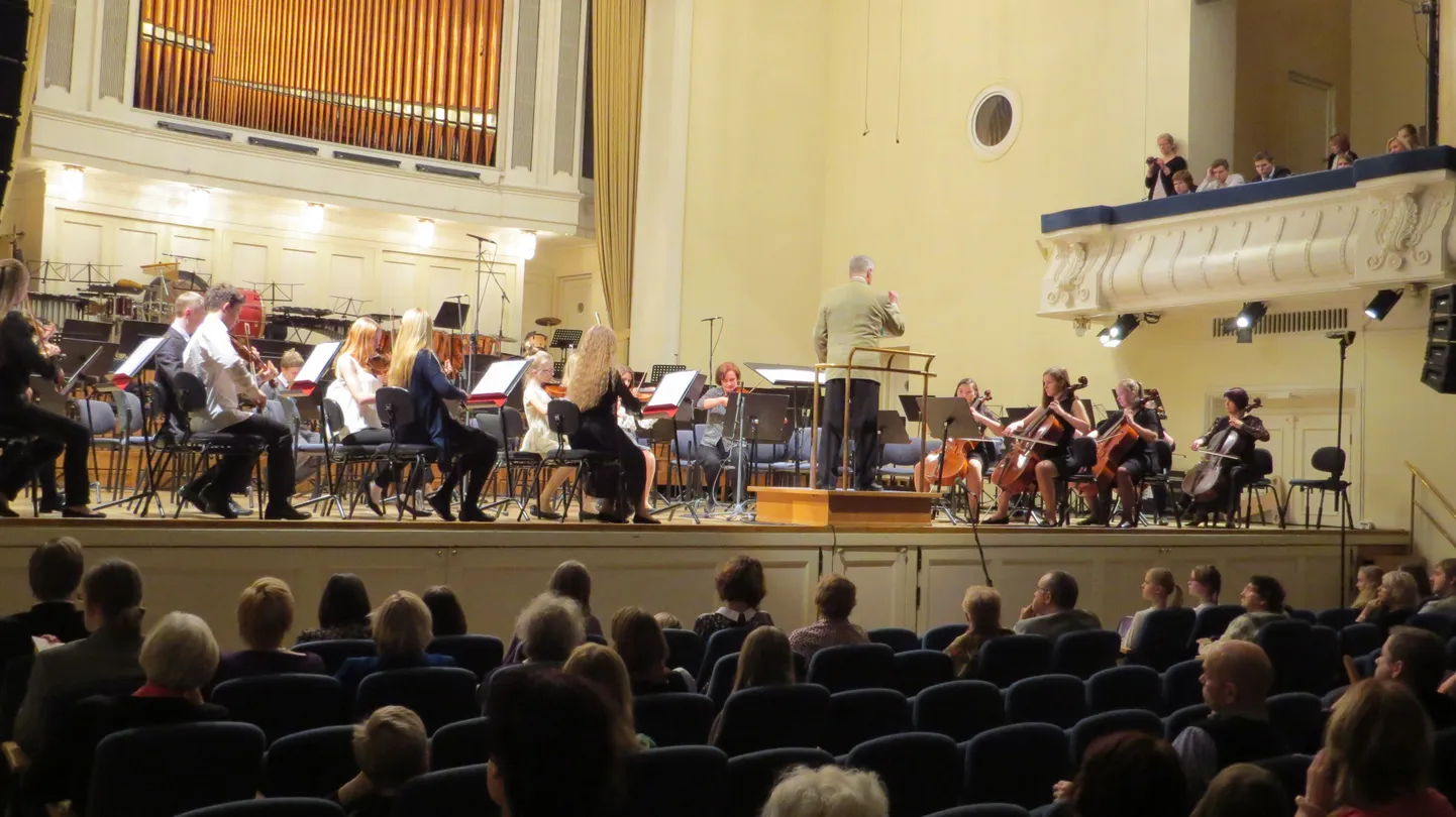 Pärnu muusikakooli keelpilliorkestril oli au teha muusikat rahvusooper Estonia kontserdisaalis.