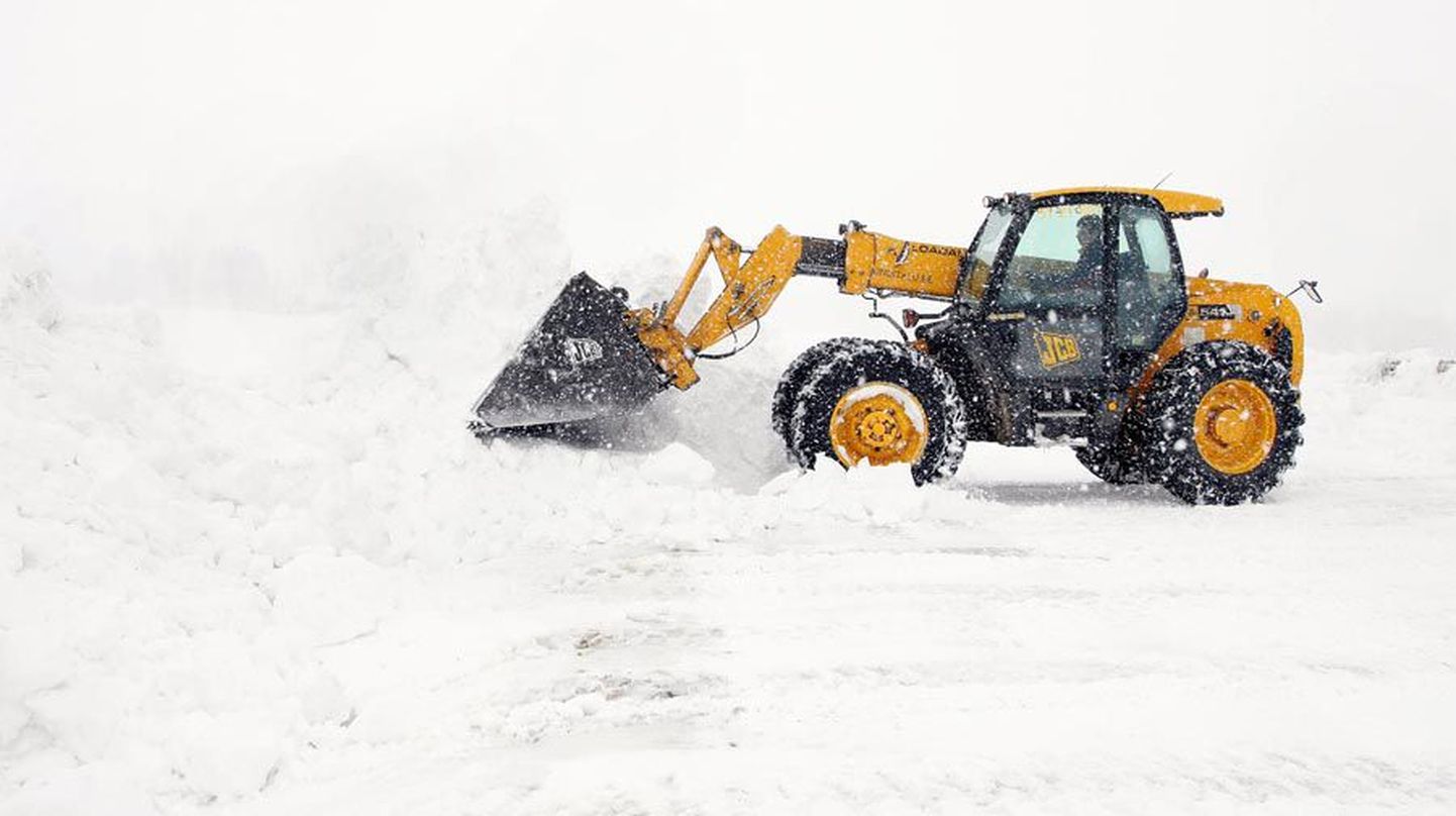 Tarvastu valla Undi talu traktor käis talvel lund lükkamas, suvistele teetöödele
aga pole sel ilmselt asja.