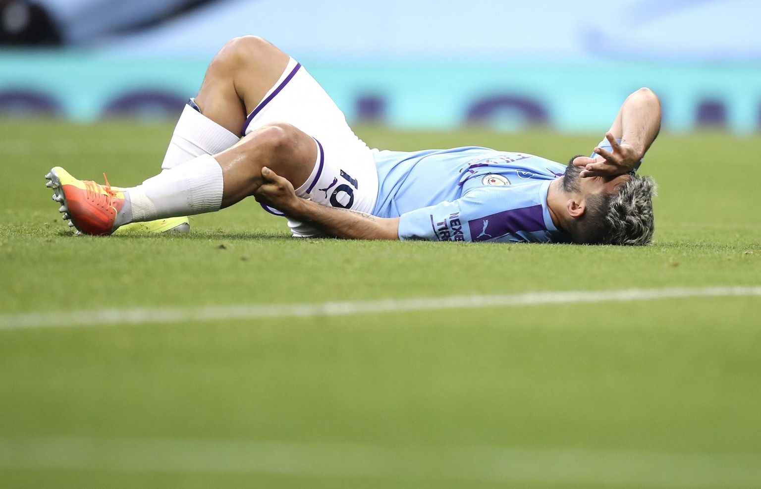 Sergio Agüero sai 5:0 võidumängus Burnley üle vigastada.