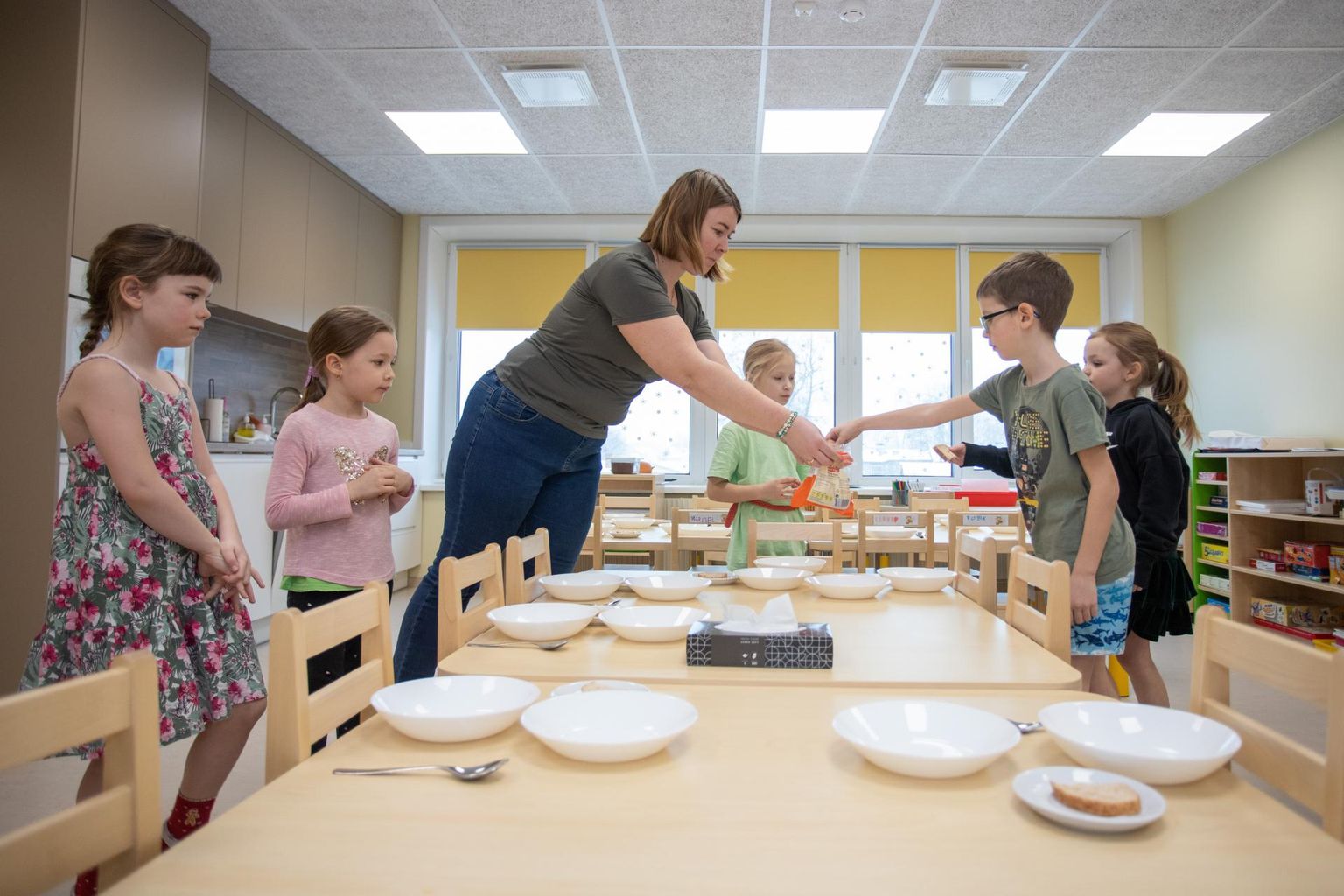Õpetaja abi Triin Mägi juhtimisel aitasid Suure-Jaani lasteaia vast valminud rühmaruumis lapsed teisipäeva lõunaks lauda katta.