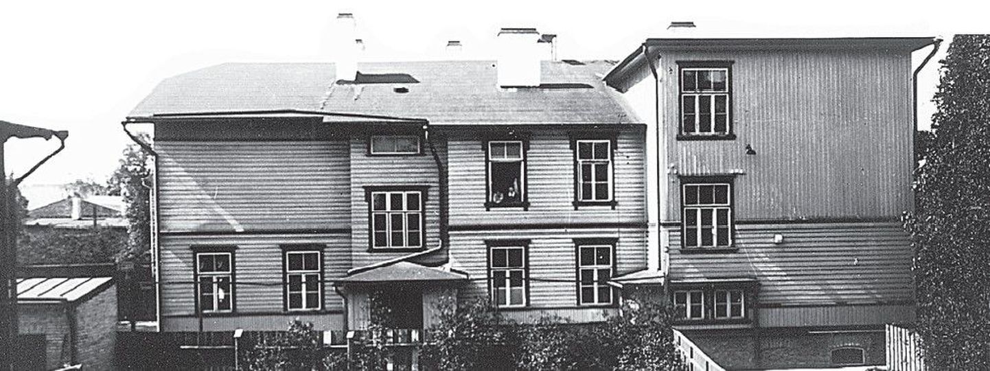 Vaade Tallinna Saksa Tütarlaste Eragümnaasiumile Kentmanni tänaval. Esiplaanil olev aed kuulus Kent­manni 10 krun­di omanikule.