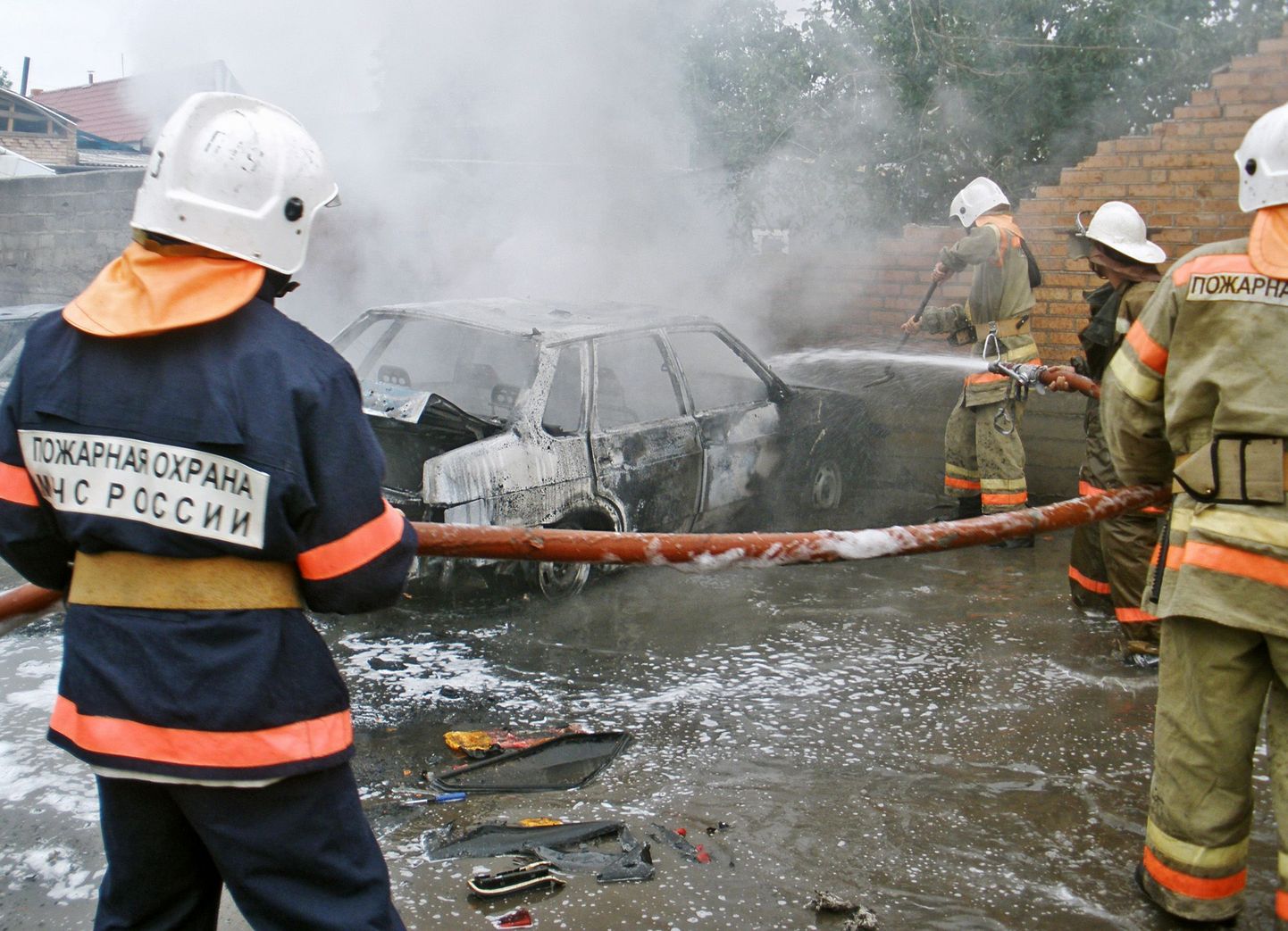 Inguššia tuletõrjujad plahvatuspaigal kustutamas.