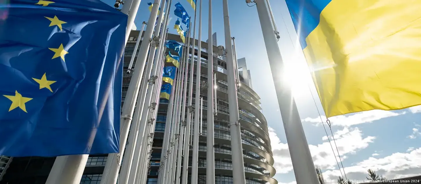 Флаги ЕС и Украины перед зданием Европарламента по случаю годовщины российской агрессии против Украины