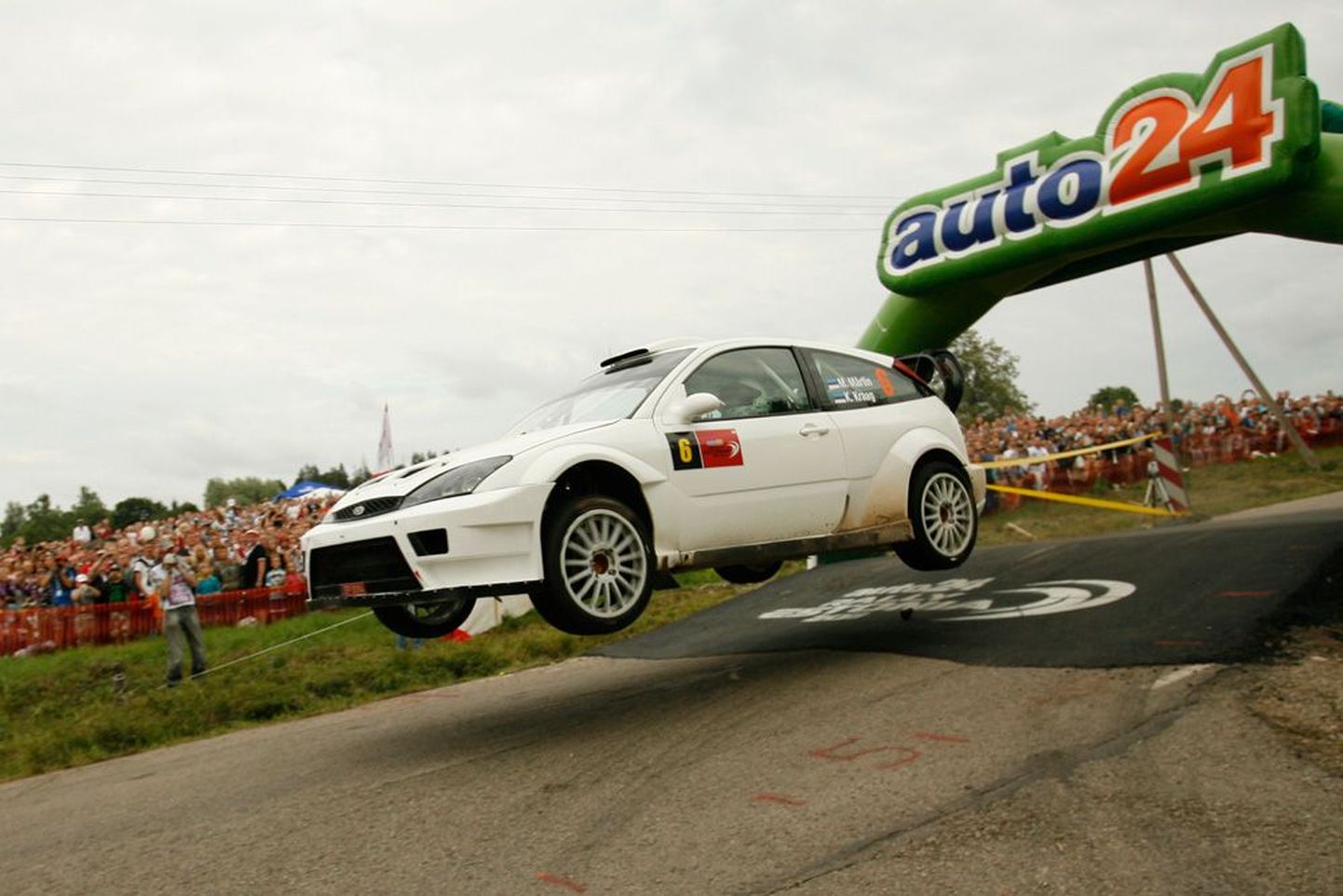 Eesti rallilegend Markko Märtin meelitas Rally Estoniale tuhandeid pöidlahoidjaid.