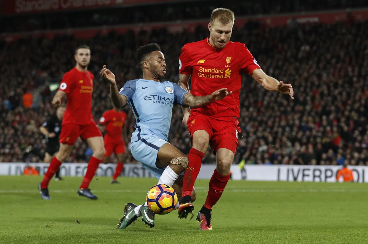 Ragnar Klavan surub palli juurest minema Manchester City ründaja Raheem Sterlingu.