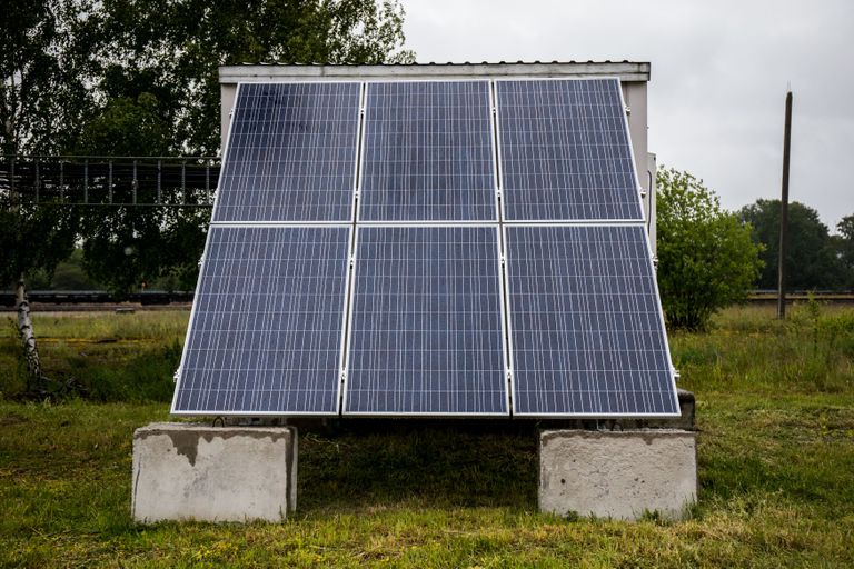 Elisa esimene päikeseenergiast saadavat elektrit kasutav mobiilside tugijaam. FOTO: EERO VABAMÃGI/POSTIMEES / Eero Vabamägi/