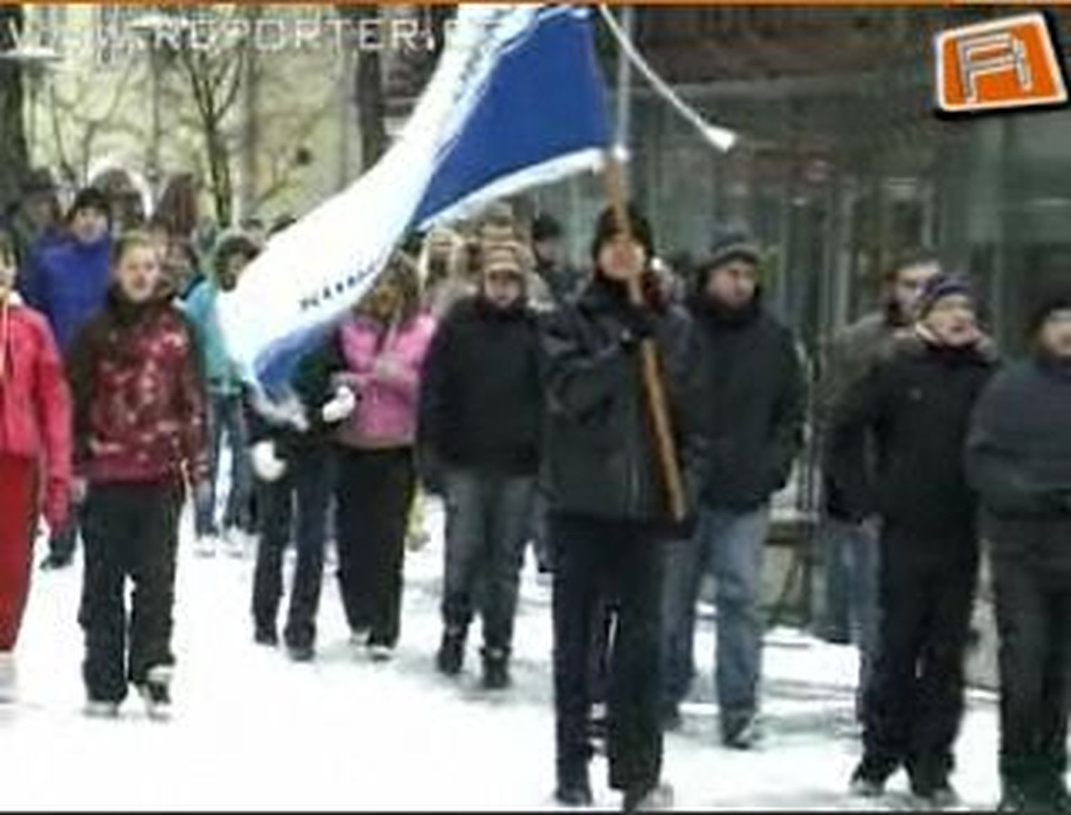 Kuressaare õpilased tegid kooli kaitseks protestimarsi