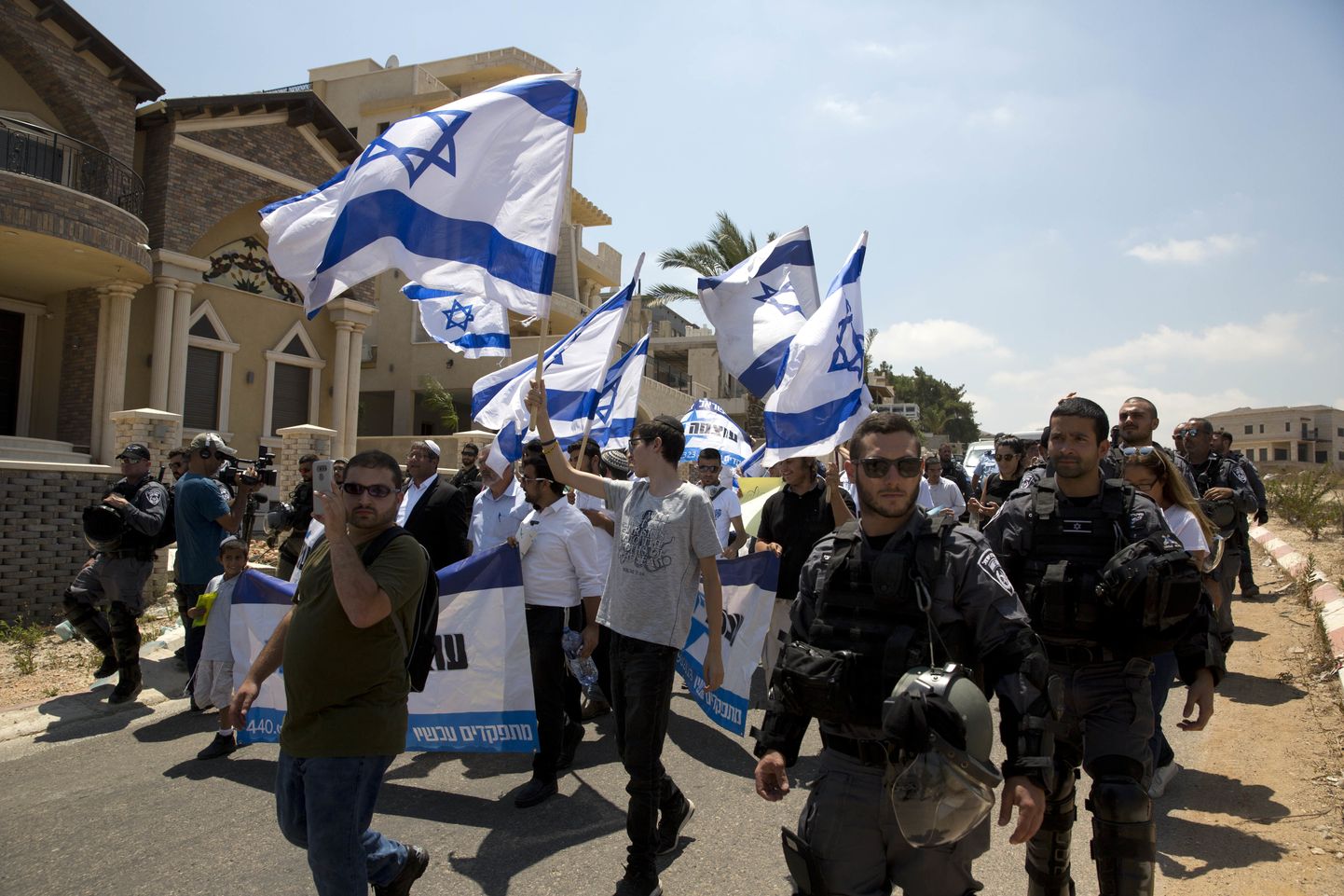Iisraeli politsei valvab parempoolsete juutide meeleavaldust araablaste Umm El Fahemi linnas augusti alguses.