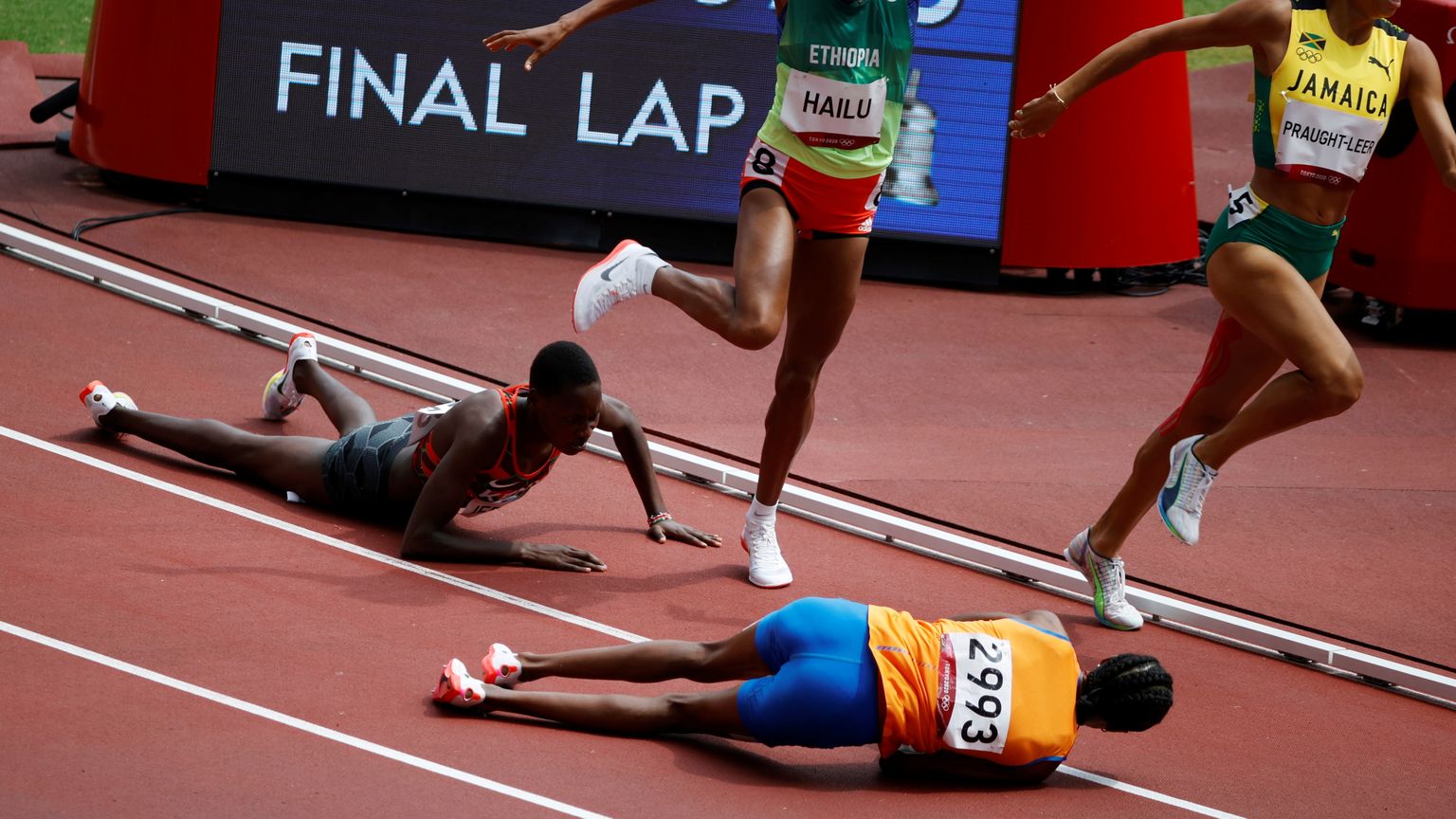 Hollandi jooksja Sifa Hassan (2993) põrkas Tokyo olümpia naiste 1500 meetri eeljooksus kokku Keenia jooksja Edina Jebitokiga ja kukkus pikali