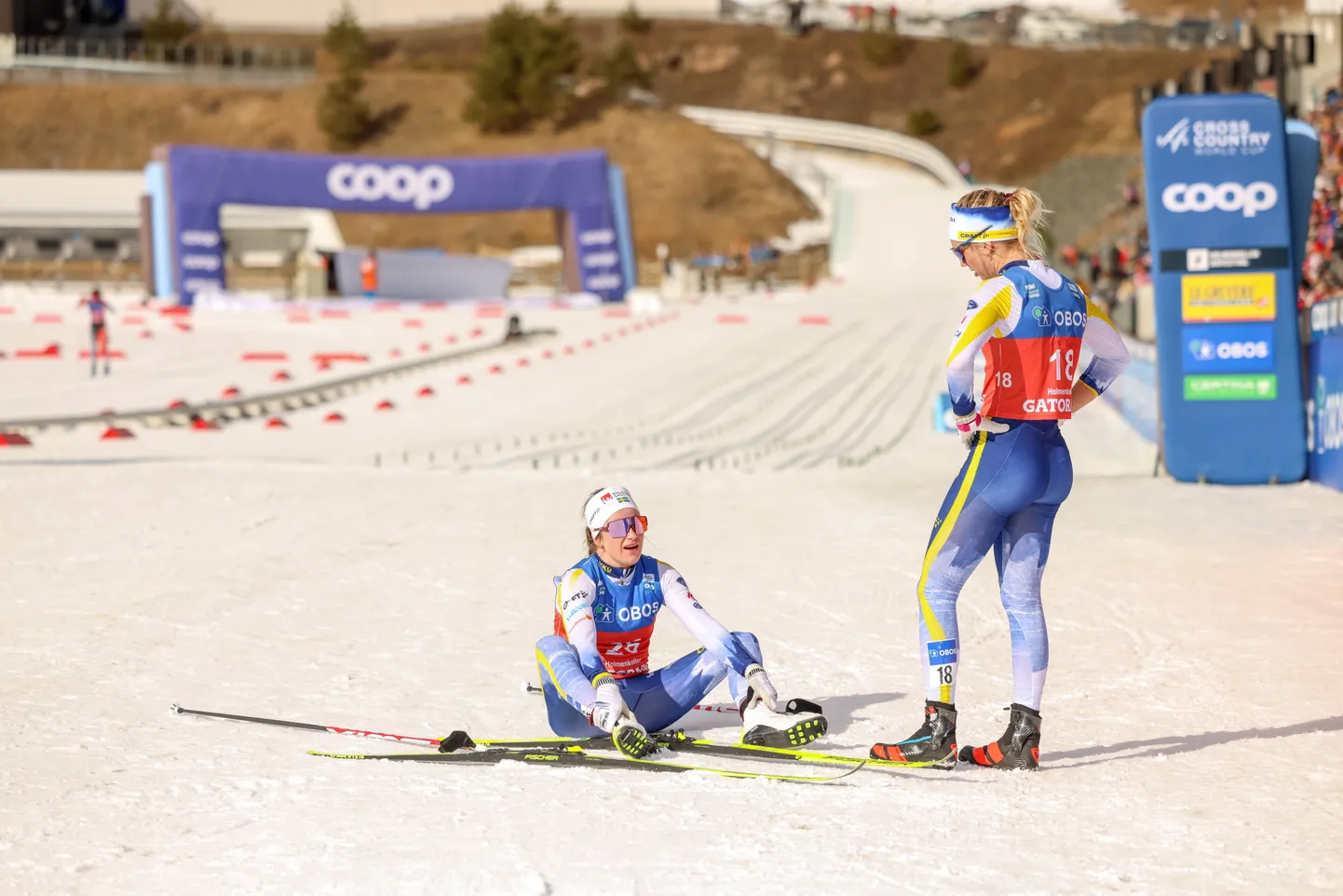 Rootsi suusataja Ebba Andersson (vasakul) lõpetas võistluse kolmandal kohal, kuid teda tabas ootamatu tagasilöök.