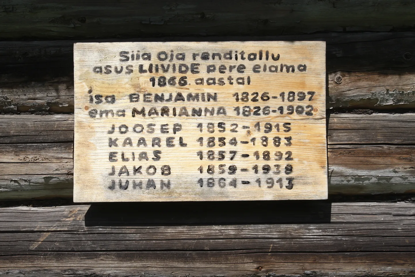 Mälestustahvel Liivi muuseumi hoone seinal.