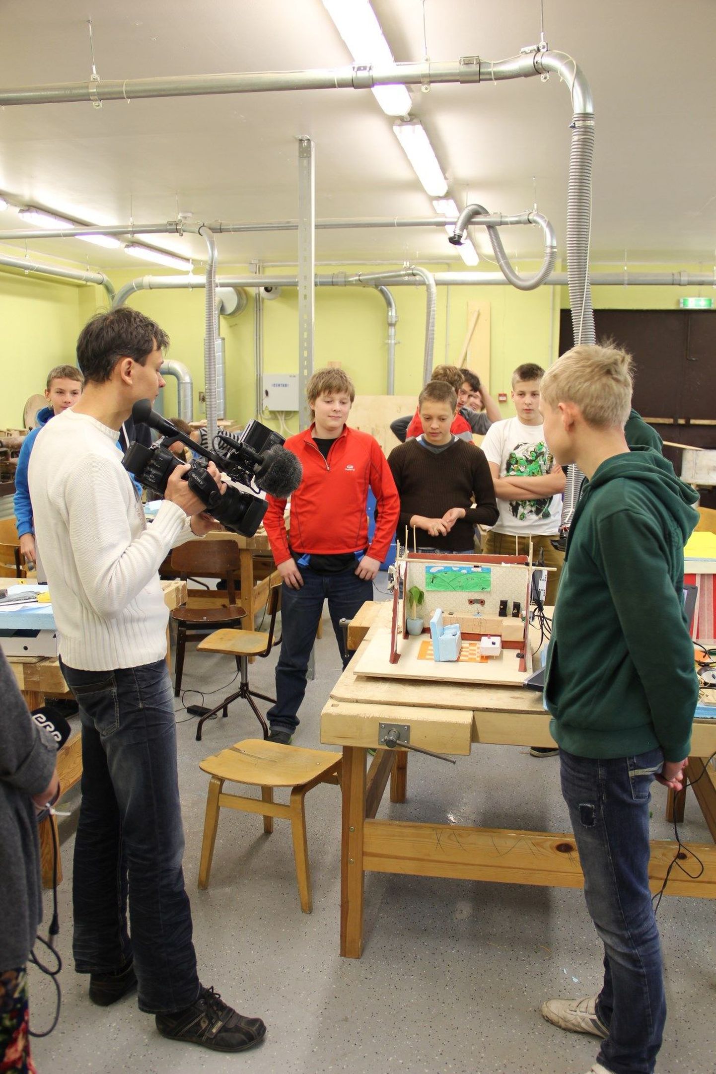Pärnu ühisgümnaasiumis toimunud üleriigilistel tehnoloogiapäevadel ehitasid 7.-9. klassi õpilased tarka maja.