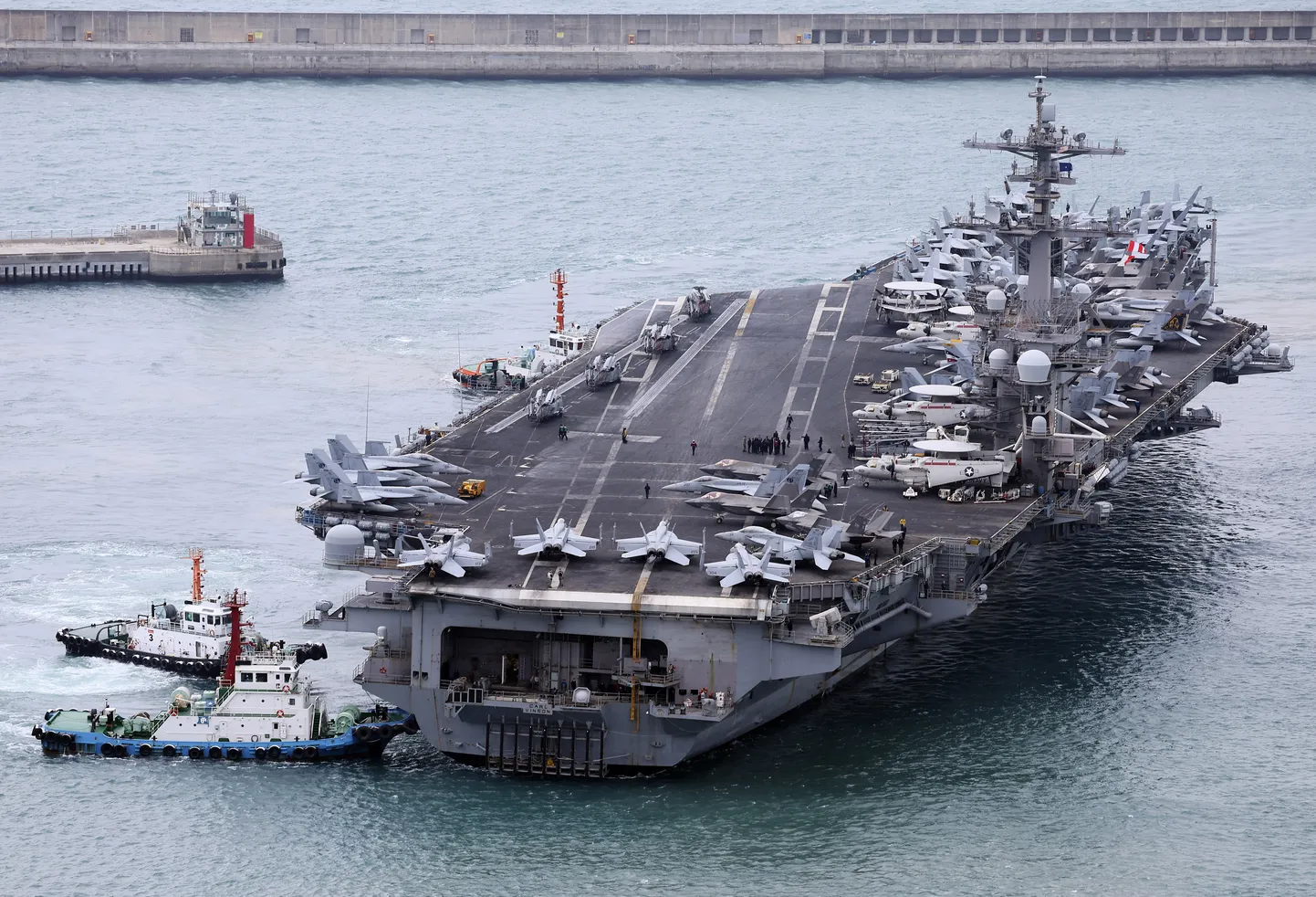 USS Carl Vinson Busani sadamas.