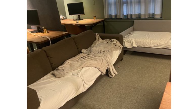 Офисные диваны с постельным бельем