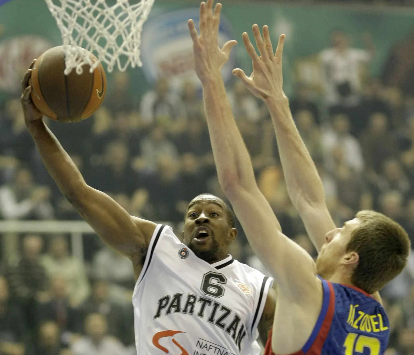 Barcelona tsenter Fran Vazquez takistab Partizani tagameest Bo McCalebbi