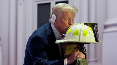 VIDEO ⟩ Trump rääkis oma mõrvakatsest ja suudles elu kaotanud tuletõrjuja kiivrit