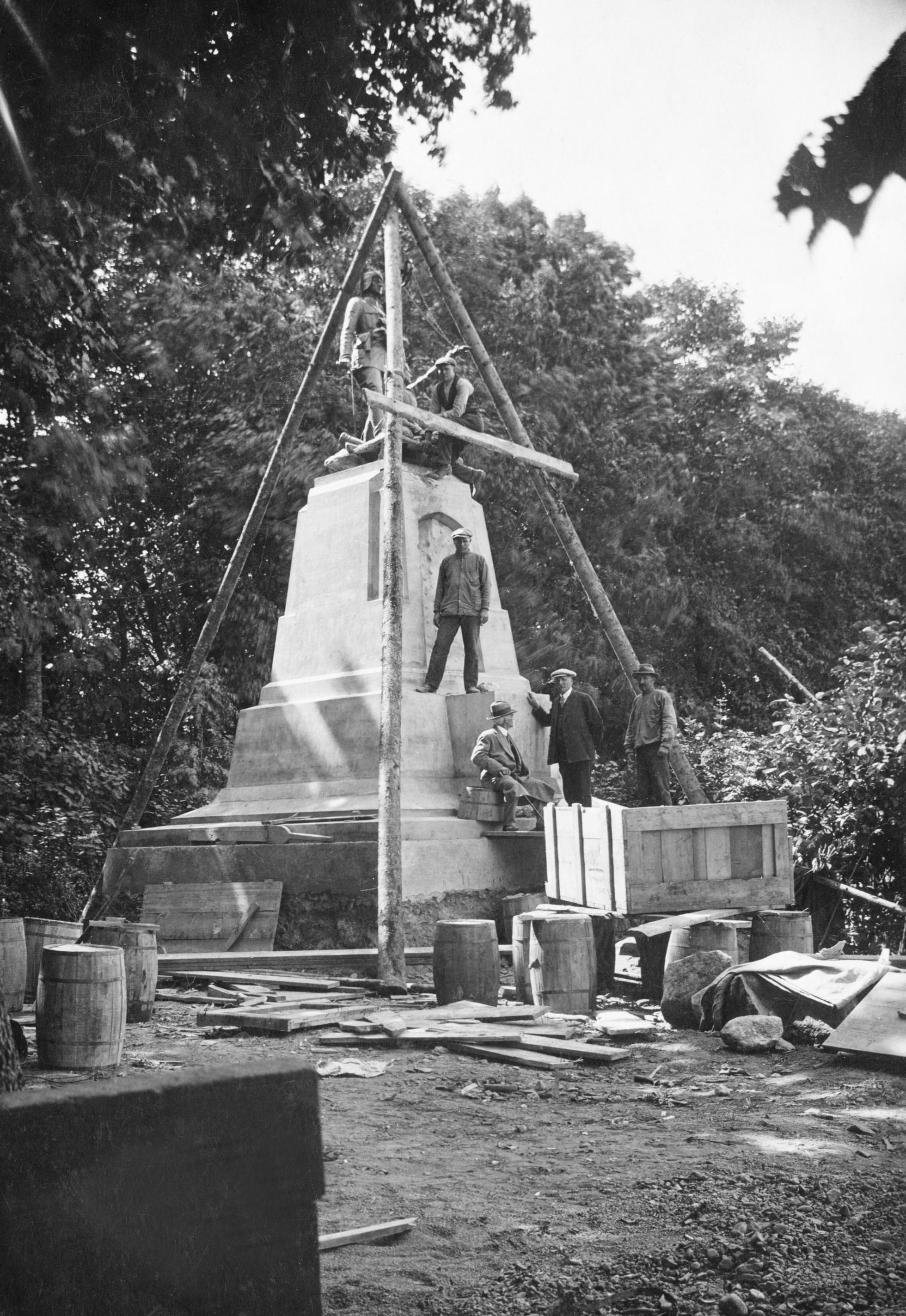Mälestussamba ehitus augusti alguses 1926 – Itaaliast kohale jõudnud kujudest paigutati püramiidi tippu Eesti sõdur koos langeva Lembituga. Juures oli skulptor Amandus Adamson (istub samba esiküljel).