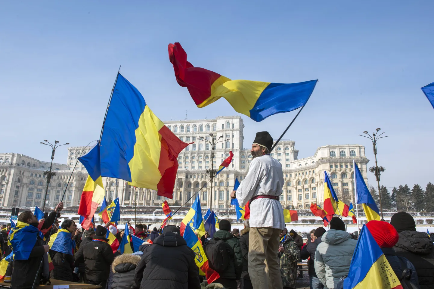 Rumeenia paremäärmusliku partei AUR meeleavaldus venemeelse presidendikandidaadi Călin Georgescu toetuseks Bukarestis. Georgescu võitis novembris valimiste esimese vooru, kuid tulemus tühistati Venemaa sekkumise tõttu. 22. veebruar 2025.