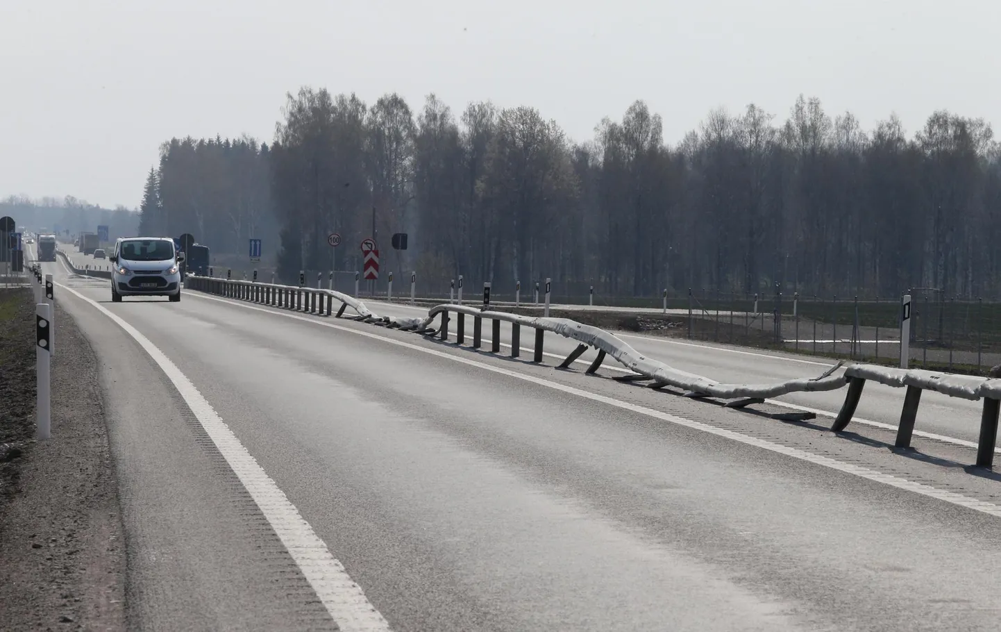 Käreveres sõitis veok teisipäeval kaks korda vastu teepiiret, eile seda veel parandatud ei olnud.