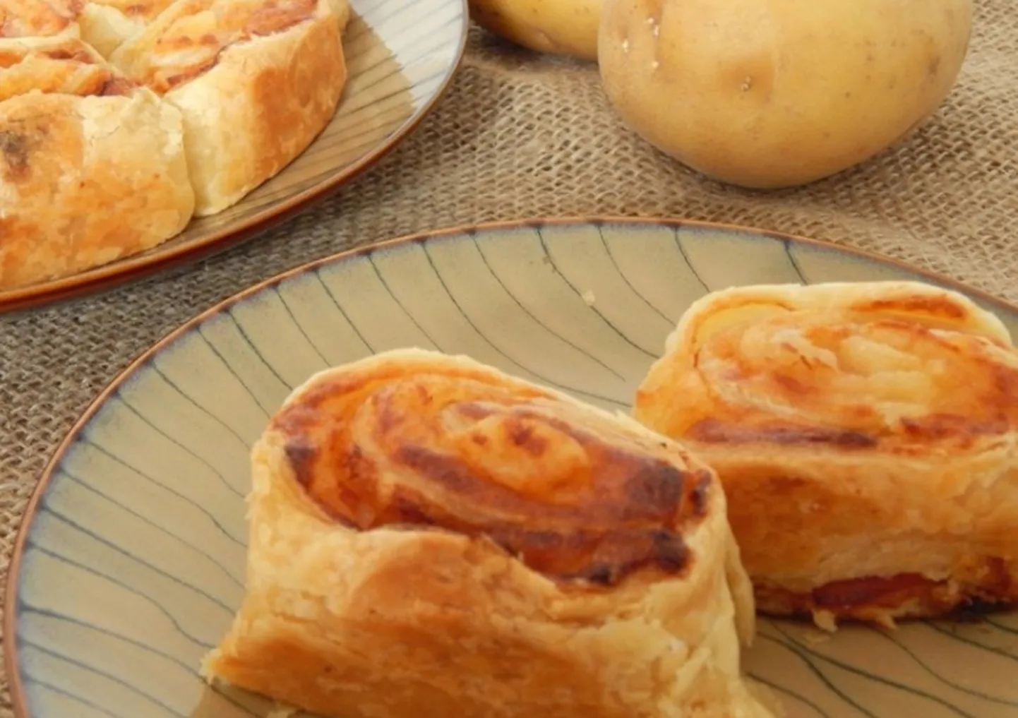 Пирог с картофелем и ветчиной.