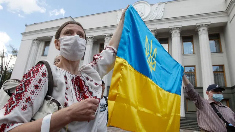Перед президентскими выборами Владимир Зеленский обещал проанализировать языковое законодательство, принятое при его предшественнике Петре Порошенко. По факту все его нормы продолжают действовать и при новом президенте