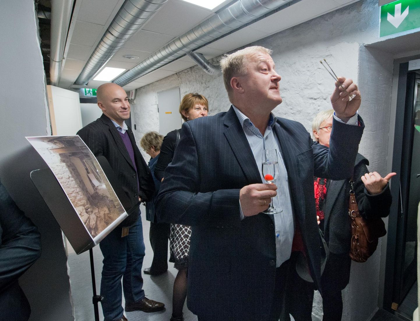 Совет Национальной оперы "Эстония" приостановил полномочия генерального директора Айвара Мяэ на два месяца. На фото Мяэ открывает новые гримерки в подвале "Эстонии".
