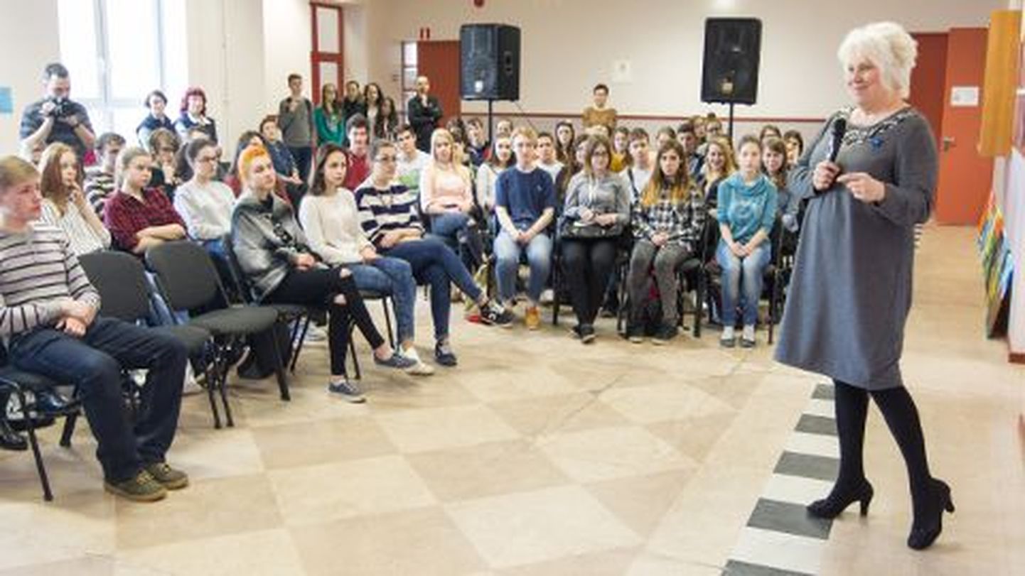 Tänavu aprillis tehtud fotol, kus välisminister Marina Kaljurand kohtub Kohtla-Järve Järve vene gümnaasiumi õpilastega, ei hakka silma ühtegi noort, kel oleks seljas särk kirjaga «CCCP».