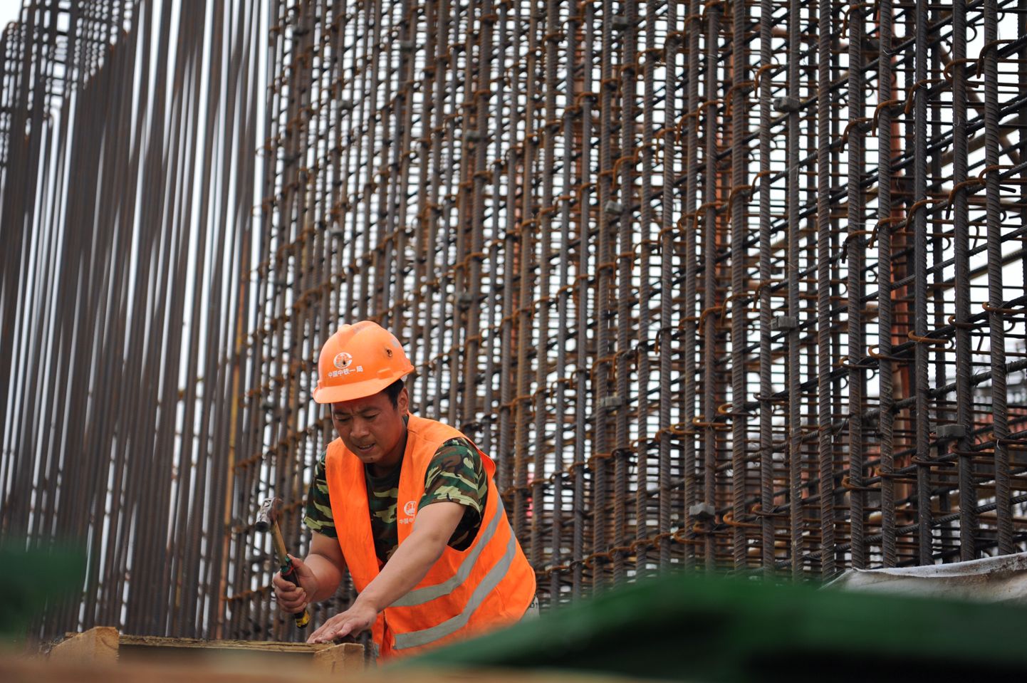Hiina tööline tänavu juunis Yinchuan-Xi kiirrauteele rajatava jaamahoone ehitusel. Eesti majandusministeeriumi kinnitusel takistavad rahvusvahelised lepped Hiina tööliste toomist Rail Balticu ehitusele.