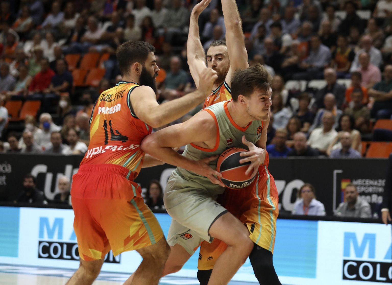Maik-Kalev Kotsar ennast jõuga Valencia korvi alla surumas.