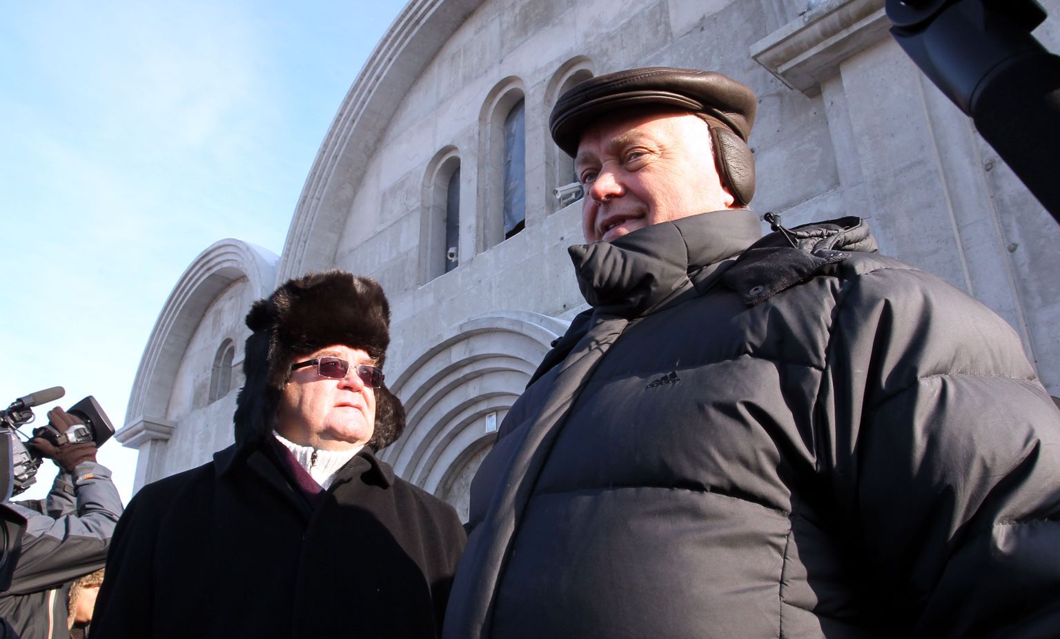 Venemaa Raudteede president Vladimir Jakunin (paremal) Lasnamäe kiriku juures veebruaris 2011. Tema paremal käel seisab Tallinna linnapea Edgar Savisaar.
