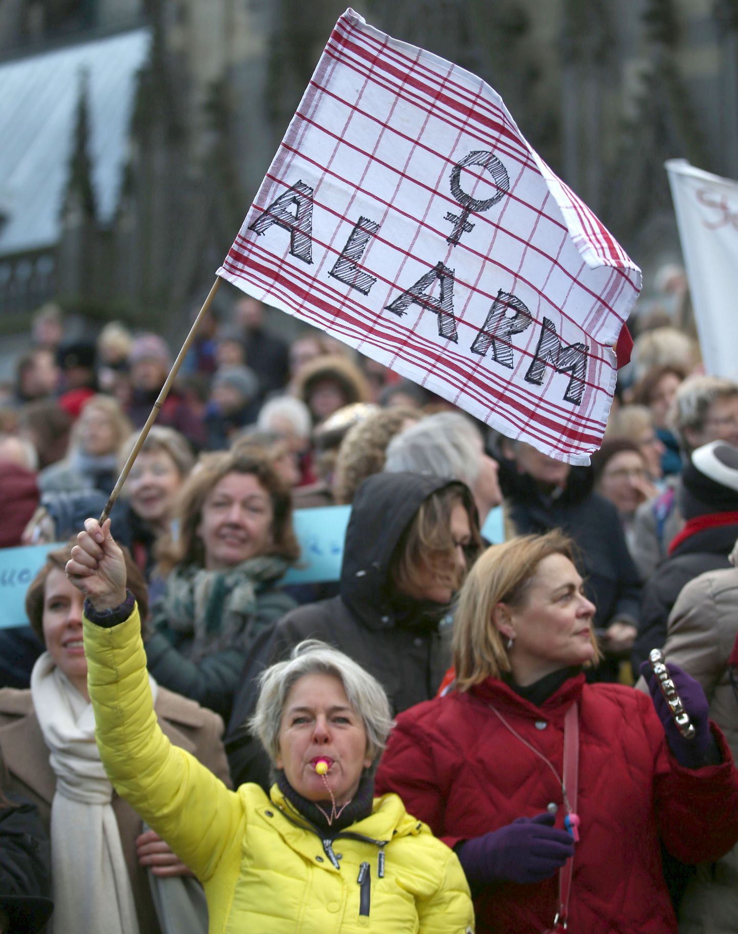 Seksuaalrünnakute ja rassismi vastu korraldatud meeleavaldus Kölni peaväljakul.