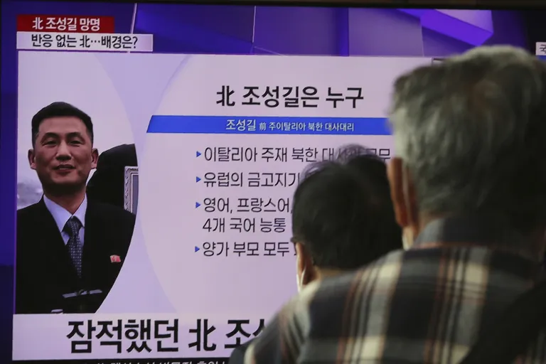 Lõuna-Korea Seouli raudteejaama ekraanil on pilt Põhja-Korea eksdiplomaadist Jo Song- gilist, kes elab nüüd Lõuna-Koreas.