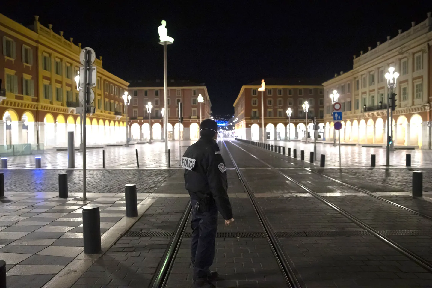 Prantsuse politseinik Nice'is liikumiskeelu ajal 25. märts 2020.