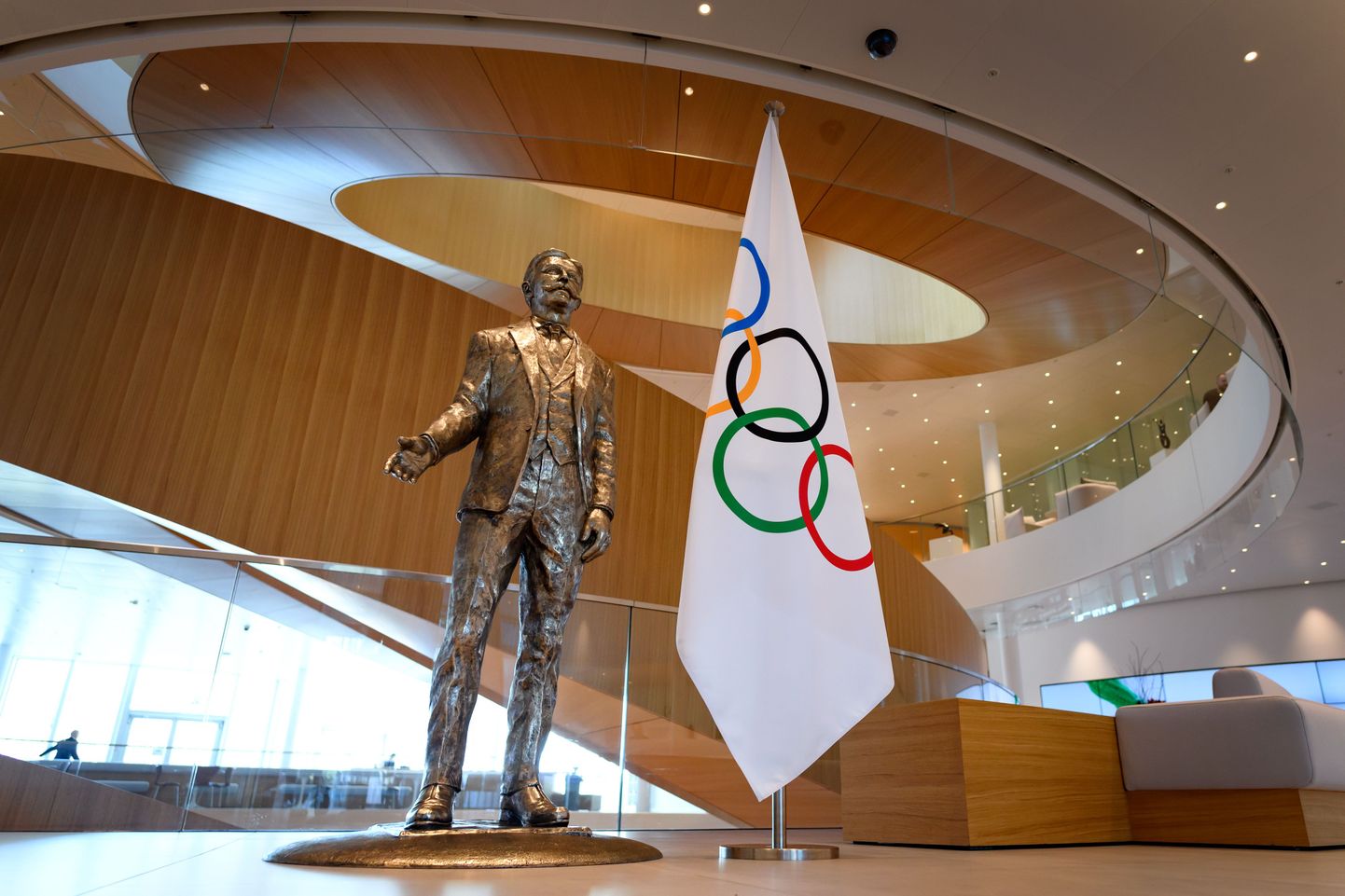 Pierre de Coubertin'i kuju koos olümpialipuga.