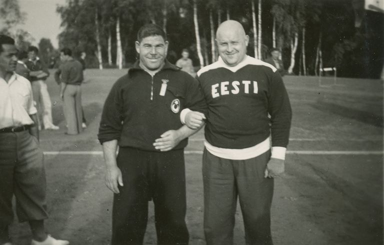 Arnold Luhaäär (paremal) koos Türgi maadleja Mehmet Cobaniga 1936. aasta Berliini olümpiamängudel.