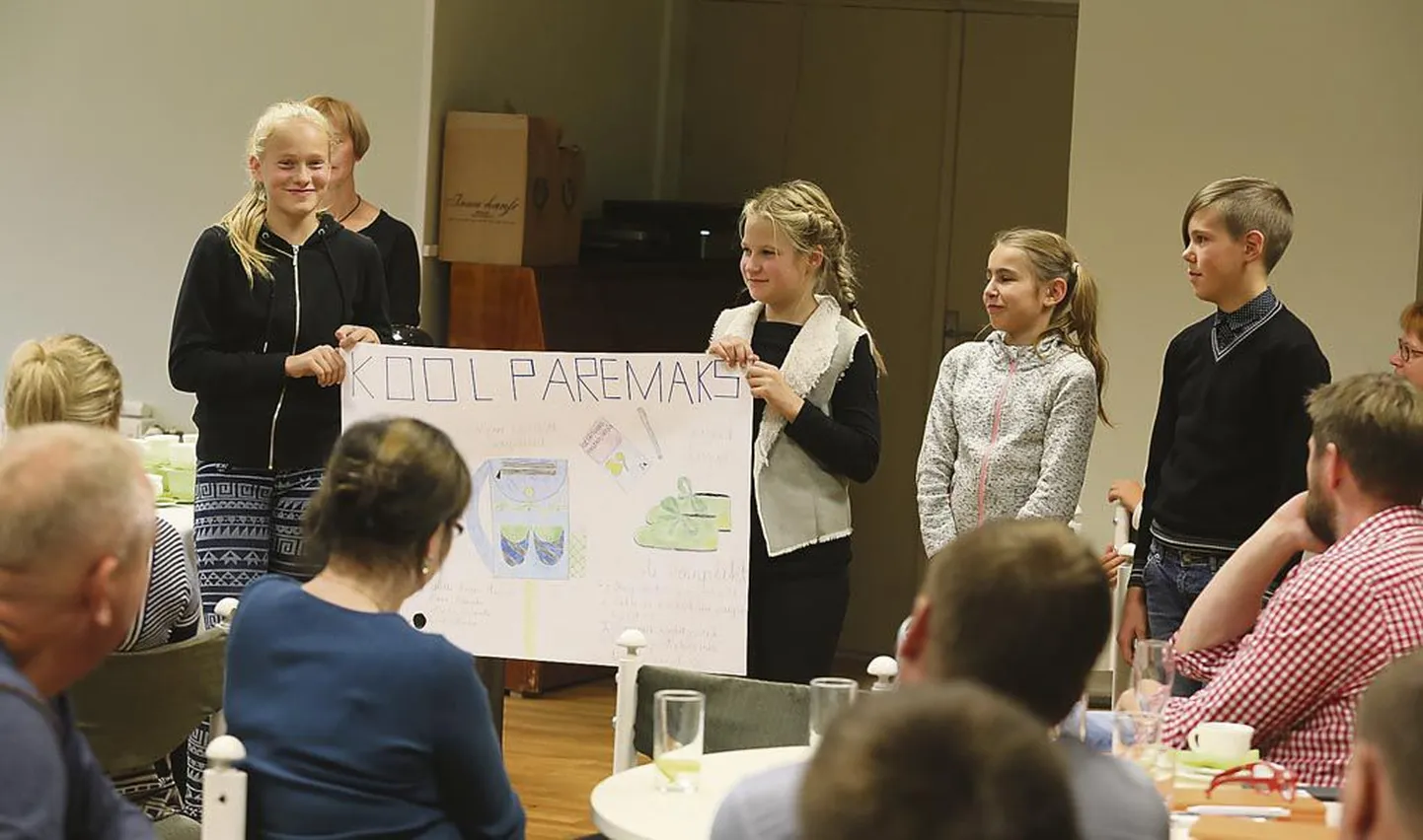 Vändra ettevõtjate päevale lisasid elevust kohaliku gümnaasiumi õpilased oma nutikate ideede tutvustamisega.
