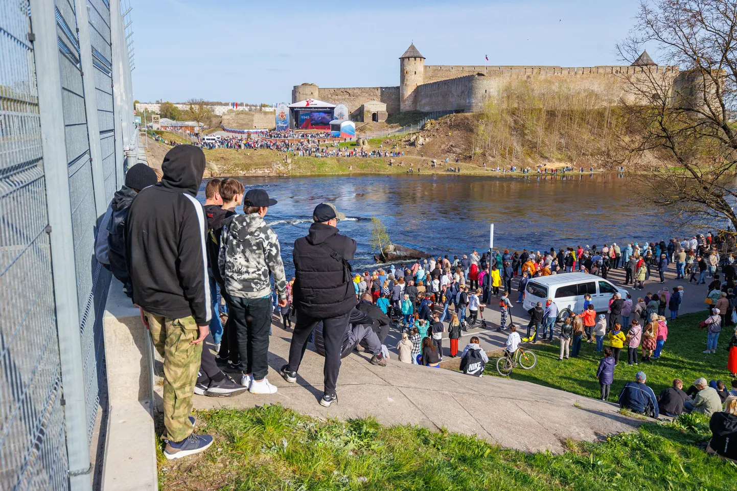 Narva promenaadile saabus hulk inimesi, et jälgida üle Narva jõe Ivangorodis toimunud 9. mai ehk Venemaa võidupüha tähistamise üritust.