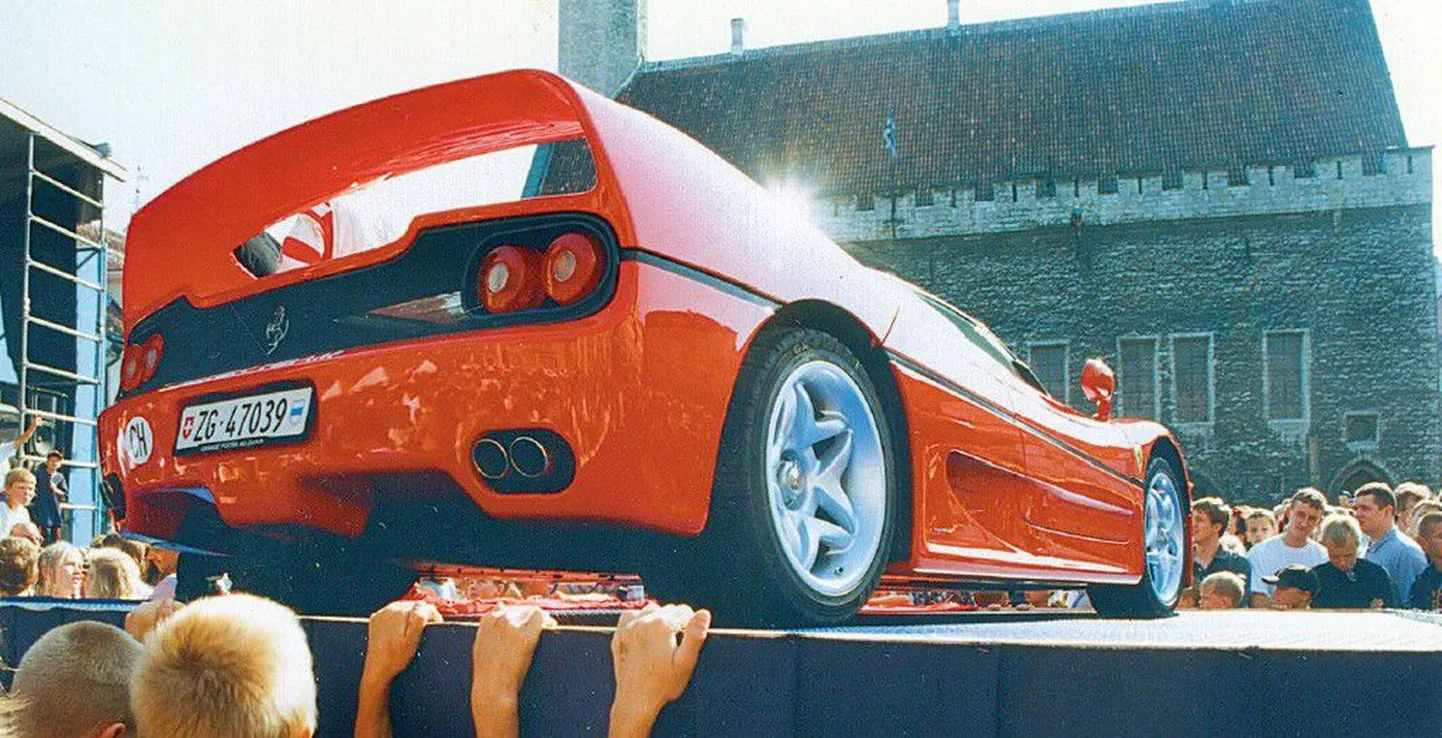 30. august 1997  Postimehe rahvapidu Tallinnas Raekoja platsil. Rahvas on kogunenud uudistama Heldur Tõnissoni kärtspunast Ferrarit.