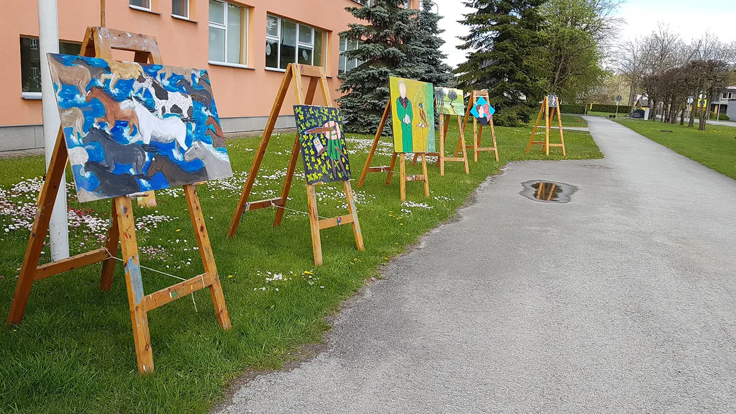 Paide kunstikool tuli oma õpilaste töödega vabasse õhku ka eelmisel nädalal. Näitus «Loom linnas ja linn loomes» oli üleval kooliesisel alleel.