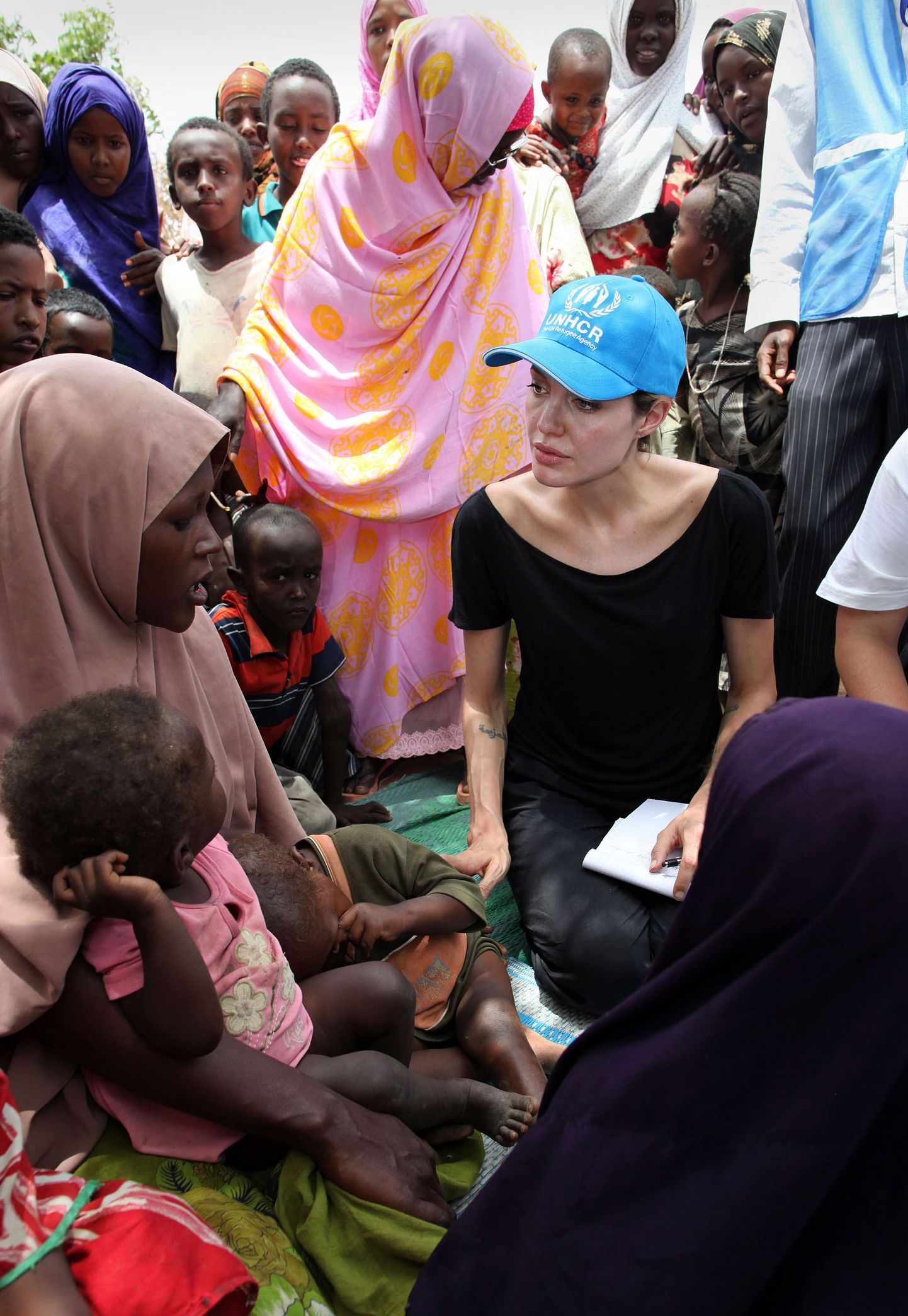 Angelina Jolie põgenikega vestlemas