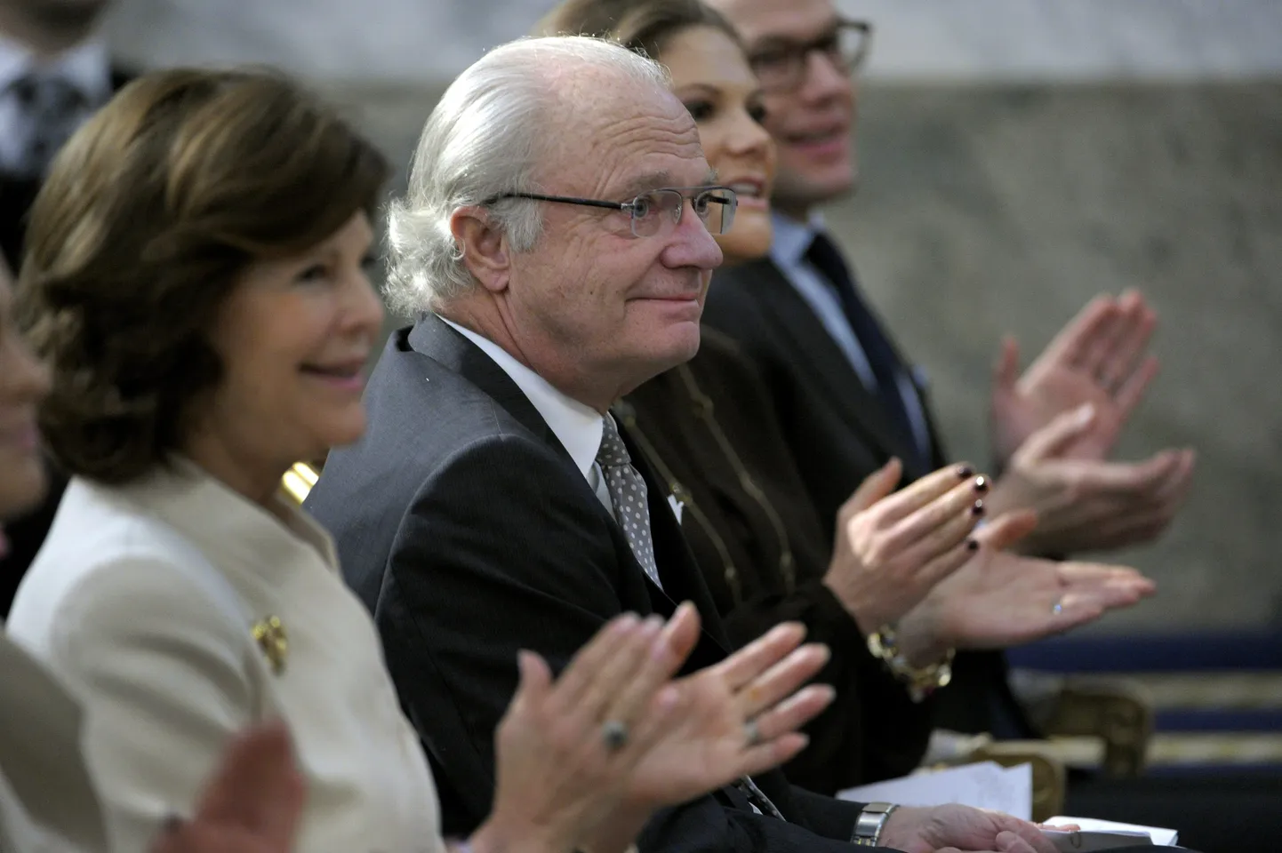 Rootsi kuninganna Silvia ja kuningas Carl XVI Gustaf. Taga paistavad  kroonprintsess Victoria ja tema abikaasa prints Daniel.