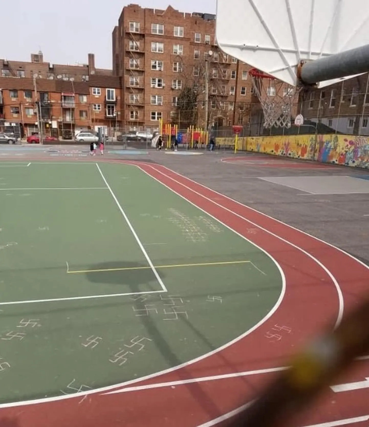 Queensi algkooli haakriste täis soditud spordiplats.