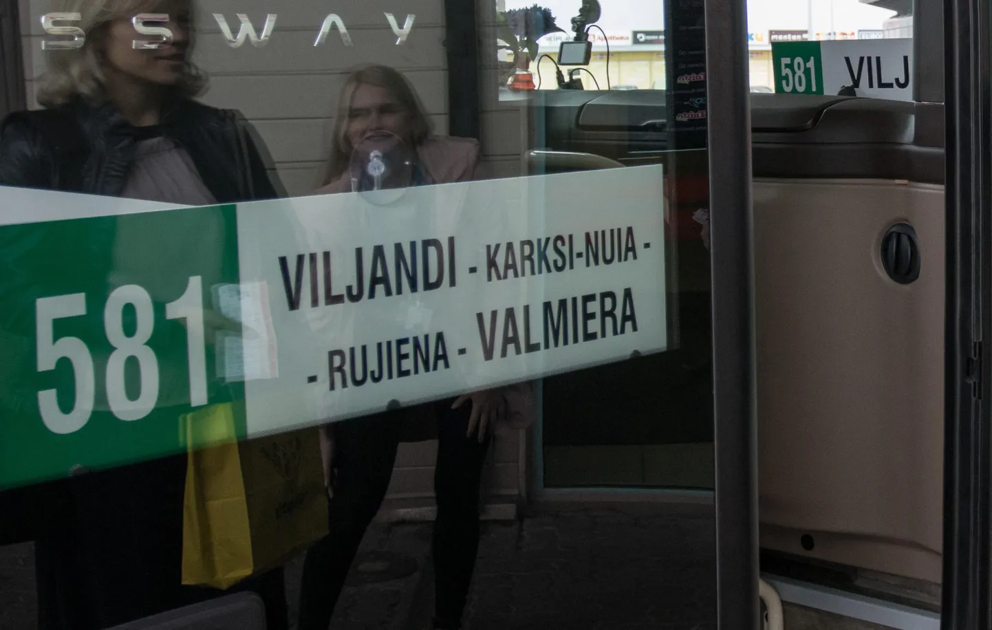 2017. aastal pani Viljandi ja Valmiera vahel bussid käima aktsiaselts Hansa Bussiliinid, aga võttis need aasta pärast käigust ära, sest sõitjate huvi jäi leigeks.