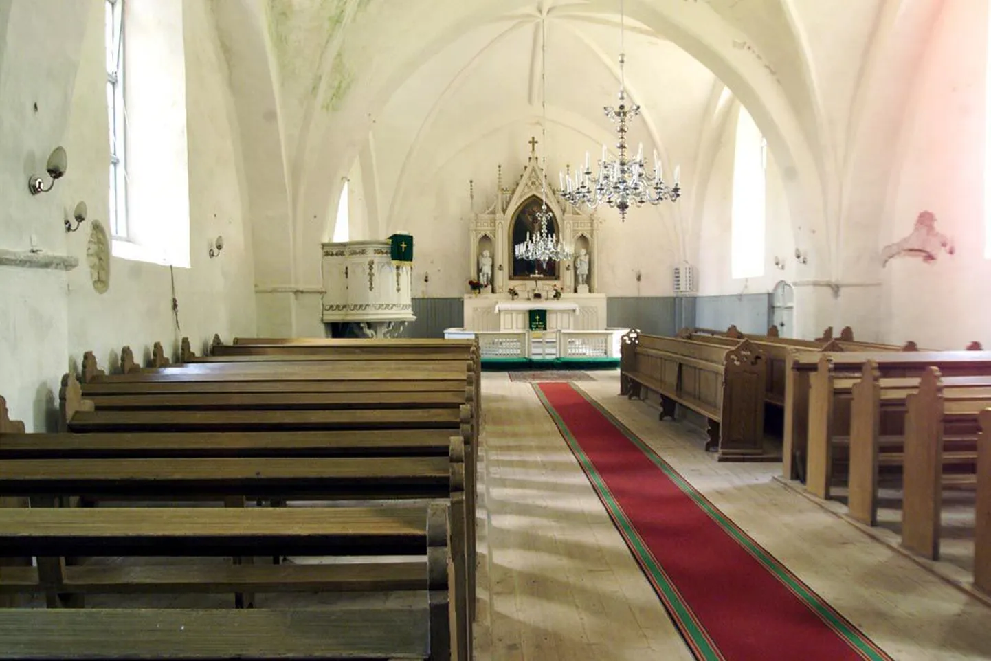 Mihkli kirik järgib Saare-Lääne piiskopkonna kirikute ehituskommet: ühelööviline pikihoone veidi kitsama kooriruumiga idasuunal.