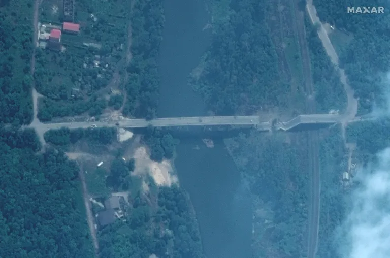 Satellidifoto purustatud Pavlogradi sillast Sjeverodonetski lääneosas.