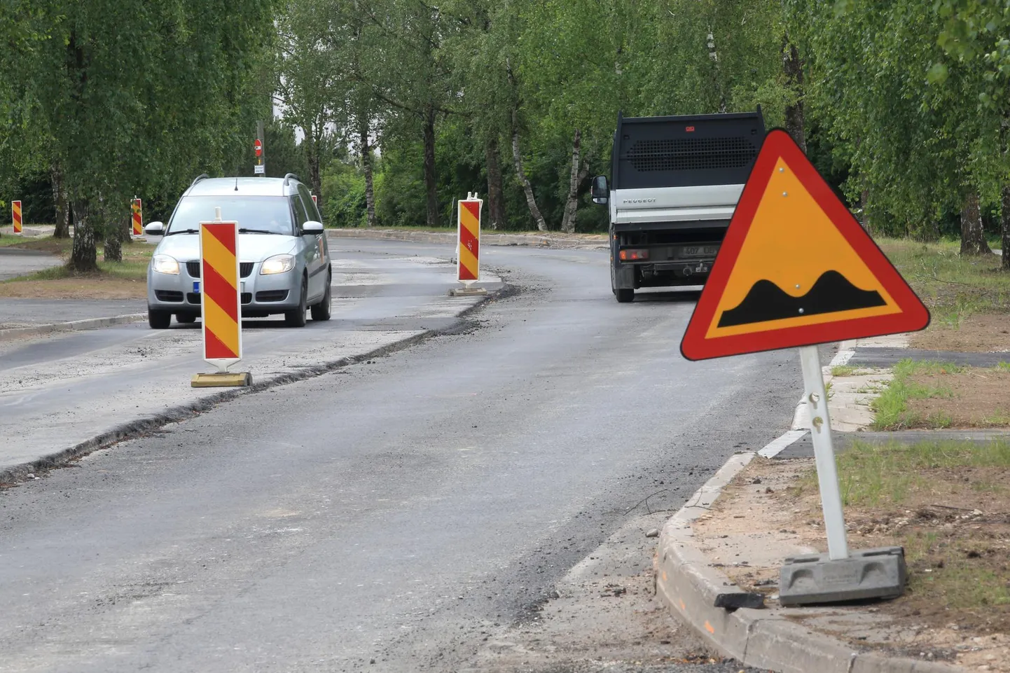 Ravila tänaval on remonditud praegu vaid üks sõidusuund, kuid õige pea saab tänav asfalti kogu sõidutee laiuses.