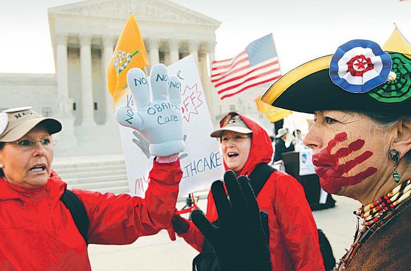 Противники реформы здравоохранения протестовали перед зданием Верховного суда в Вашингтоне.