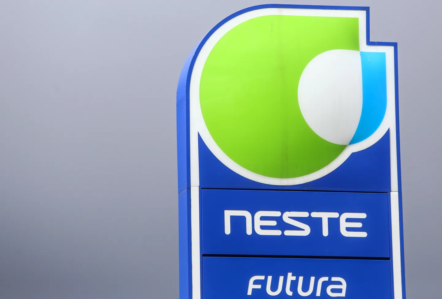 Degvielas uzpildes stacija "Neste".