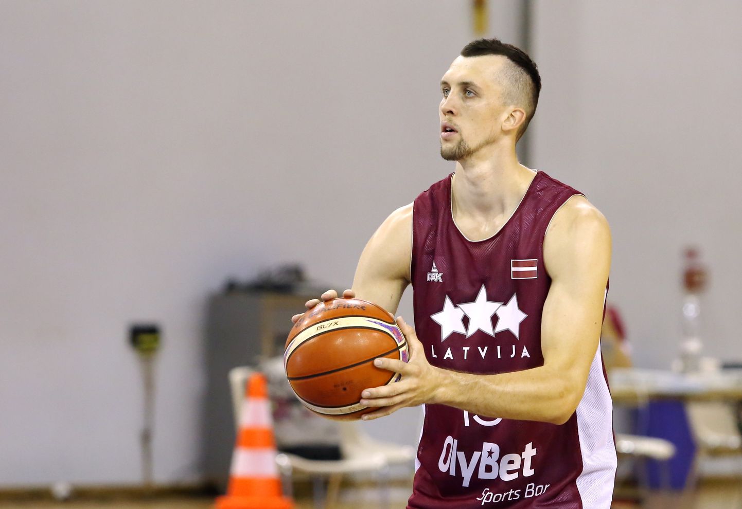Latvijas vīriešu basketbola izlases spēlētājs Artis Ate (Nr.15) piedalās treniņā "Elektrum" Olimpiskajā sporta centrā.