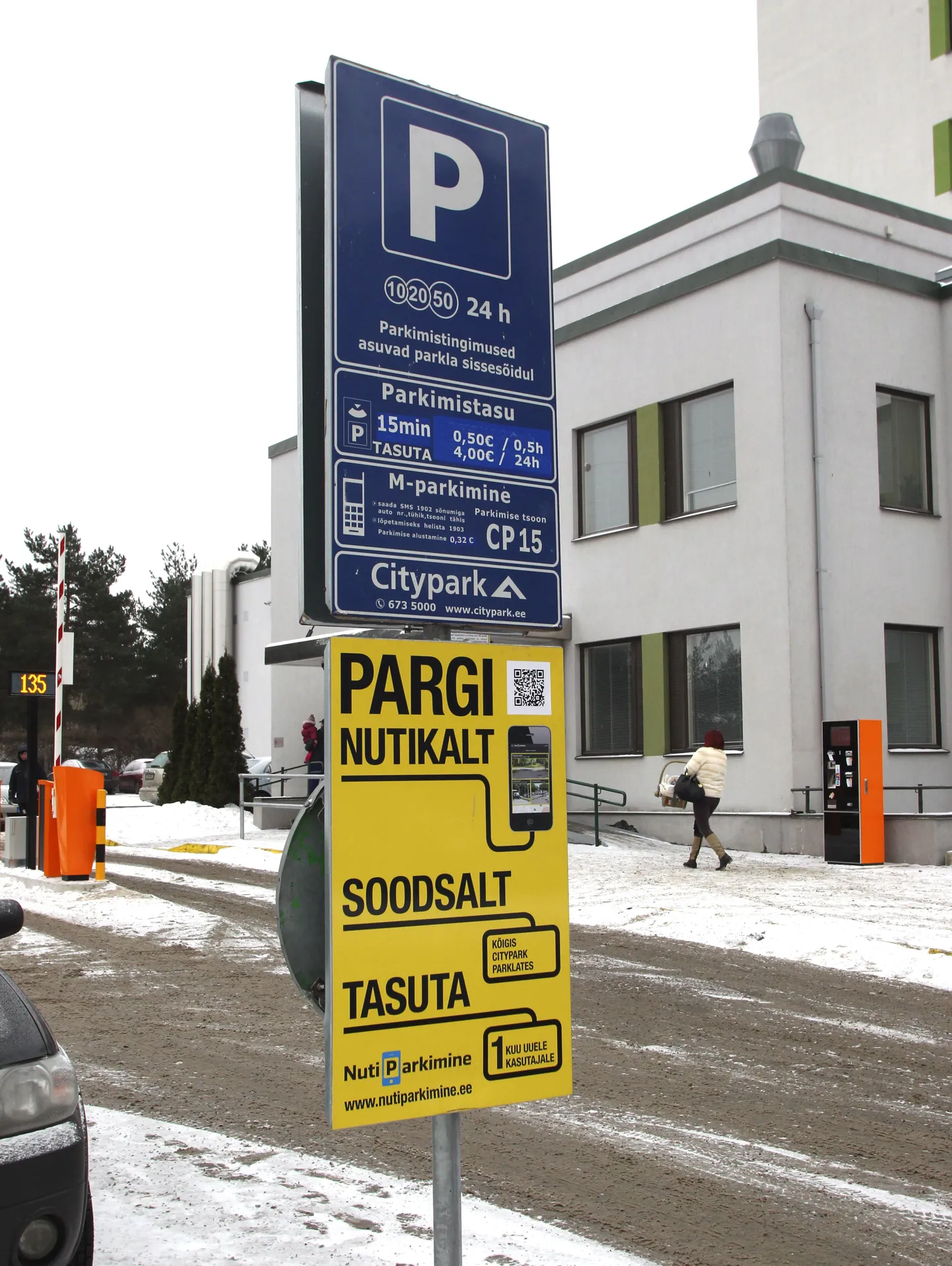 Mustamäel asuva lastehaigla juures on mitmed vanemad trahvi saanud.